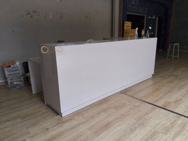 Comptoir caisse mélaminé blanc. 300 X 113 X 130 cm. Joint chaise ...