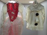deux mannequins dans des sacs en plastique suspendus au plafond
