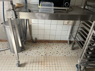 une photo d'une cuisine professionnelle avec un micro-ondes posé sur le plan de travail
