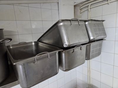 un évier équipé de trois bacs dans une cuisine