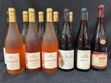 plusieurs bouteilles de vin sont alignées sur une table