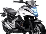une moto noire et blanche garée sur un fond blanc
