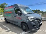 La camionnette est garée sur le parking, la portière ouverte.