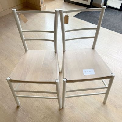 deux chaises posées sur un parquet en bois dur