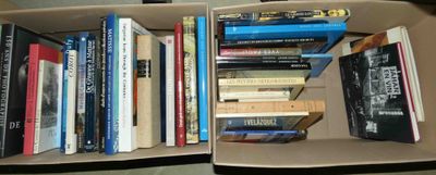 une boîte pleine de livres posée sur une table