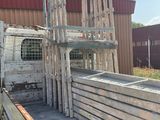 un camion garé devant un bâtiment