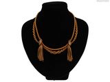 gros plan d'un collier sur un mannequin mannequin
