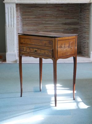 Petite table de salon en bois de placage à décor marqueté de…
