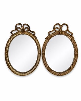 une paire de miroirs à cadre doré ornés de motifs élaborés