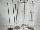quatre types de bougies différents et un bougeoir sur fond blanc