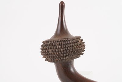 une image représentant une sculpture en bois représentant une tête d'éléphant sur fond blanc