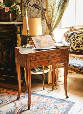 une petite table sur laquelle est posé un livre, dans un salon
