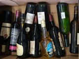 plusieurs bouteilles de vin dans une caisse sur la table