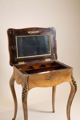 une petite table en bois sur laquelle se trouve un miroir
