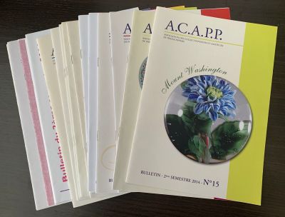 un grand nombre de livres posés sur une table