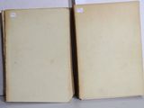 deux vieux livres posés sur une table l'un à côté de l'autre