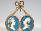 un gros plan sur une paire de boucles d'oreilles ornées de l'image d'une femme