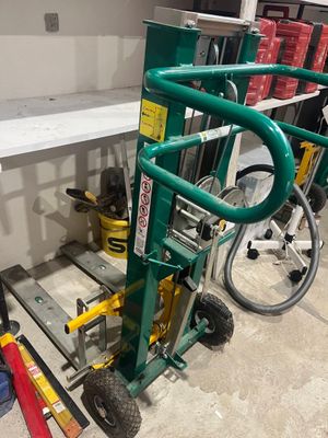 un diable vert garé dans un garage