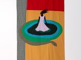 une image représentant une tenture murale sur laquelle figure le portrait d'une femme en robe blanche