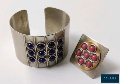 deux bracelets manchette en argent ornés de pierres roses et bleues