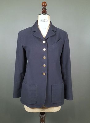 un gros plan d'une veste bleue sur un mannequin