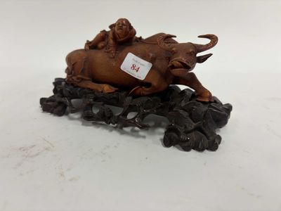 une figurine représentant un éléphant et un éléphanteau posés sur un tas de pierres noires
