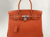 Sac à main Hermès en cuir orange avec des finitions argentées