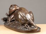 bronze statue of a frog and a frogling on a wooden surface