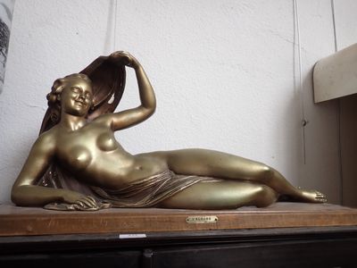 AZORI L'aurore, épreuve en platre sur socle bois, H. 32cm, longueur 68