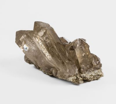 un gros plan d'un morceau de quartz posé sur une surface blanche
