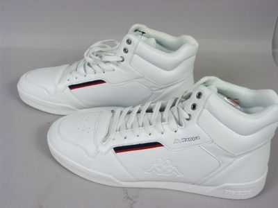 une paire de baskets blanches à rayures rouges, blanches et bleues