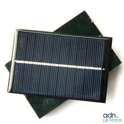 deux panneaux solaires superposés