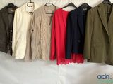de nombreuses vestes suspendues à un porte-manteau fixé au mur