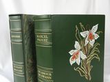 deux livres placés l'un à côté de l'autre