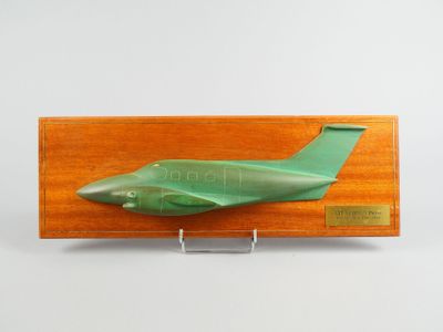 une maquette d'avion vert posée sur un socle en bois