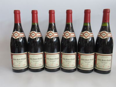 six bouteilles de vin rouge alignées sur une table