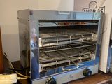 un four grille-pain posé sur une commode dans une pièce