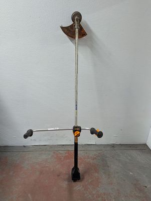 un scooter posé par terre dans une pièce
