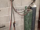 un extincteur fixé au mur à côté d'une borne d'incendie