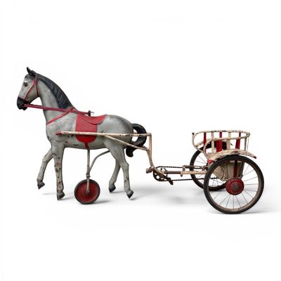 un cheval en jouet tirant une calèche dans laquelle se trouve un homme