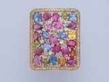 une image représentant une bague en or sertie de pierres multicolores et de diamants