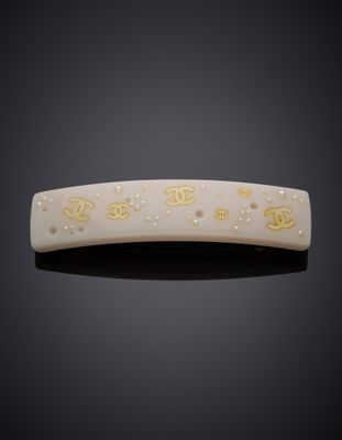 un gros plan d'une barrette sur une surface noire