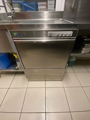 un lave-vaisselle en acier inoxydable au milieu d'une cuisine