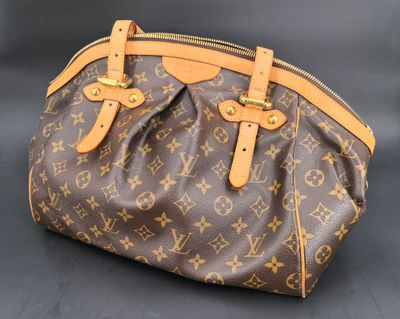 un sac à main Louis Vuitton sur fond noir