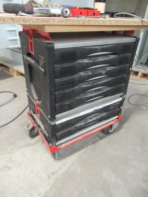 l'image d'un établi sur lequel sont posés des outils