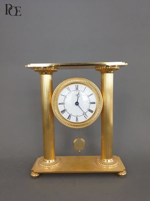 FRED, Pendule portique en métal doré à deux colonnes cannelé… - Photo 1