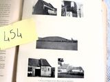 un livre ouvert sur lequel figurent des images d'une ferme et d'une maison