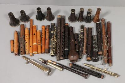 beaucoup d'instruments de musique posés sur la table