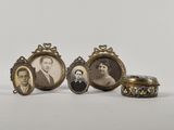 trois cadres photo anciens contenant chacun la photo d'un homme et d'une femme