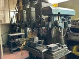 une machine qui se trouve dans une pièce avec de nombreux outils